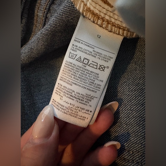 Old Navy Mid Rise WOW Boyfriend Jeans - Picture 4 of 4